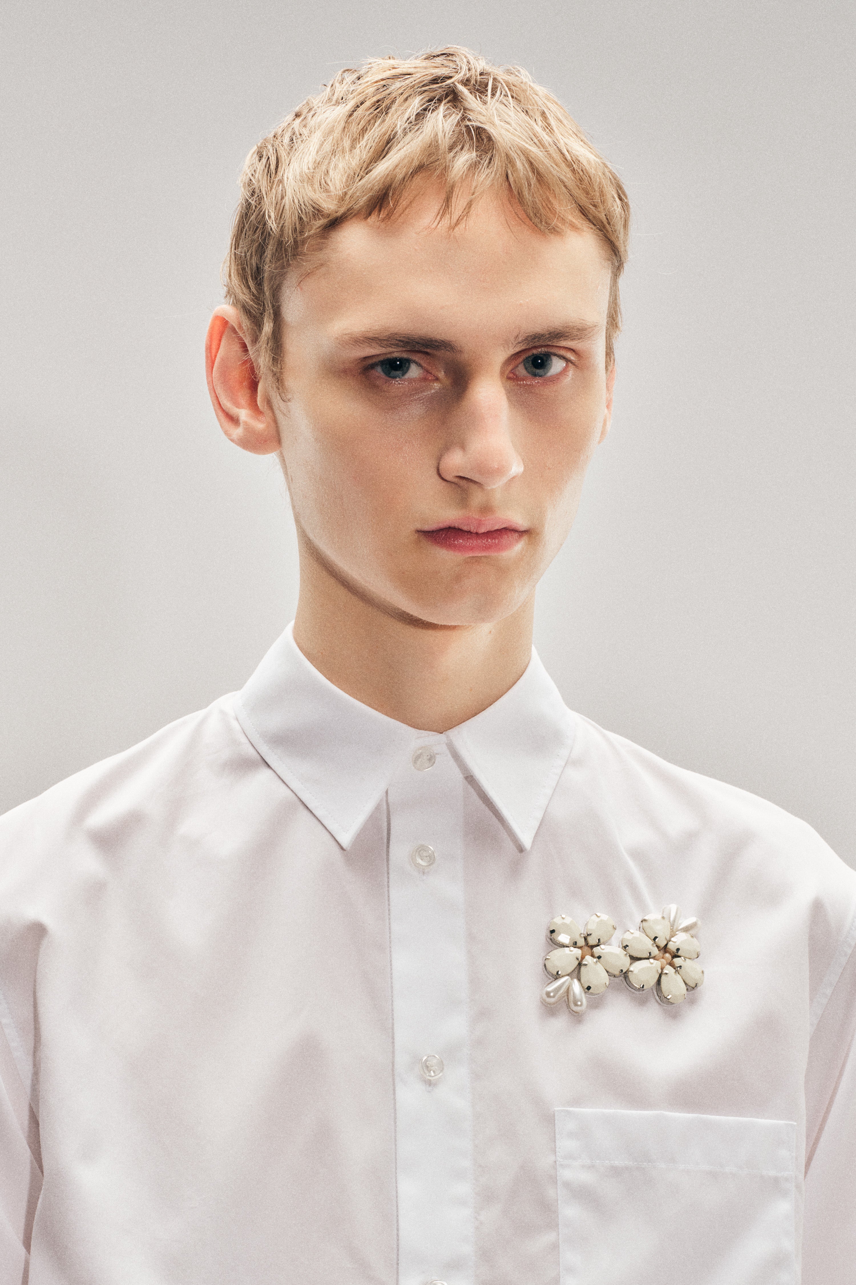 処分 Simone Rocha シャツ 美品 Simone Rocha Men's Flower Embroidered Tulle Overlay Shirt | Neiman